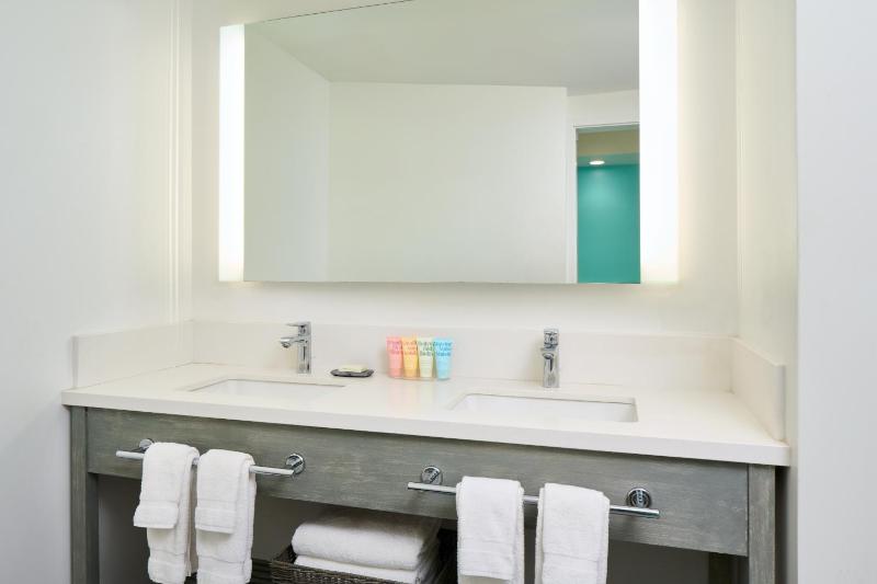 Classic 1-Bedroom Suite image 3