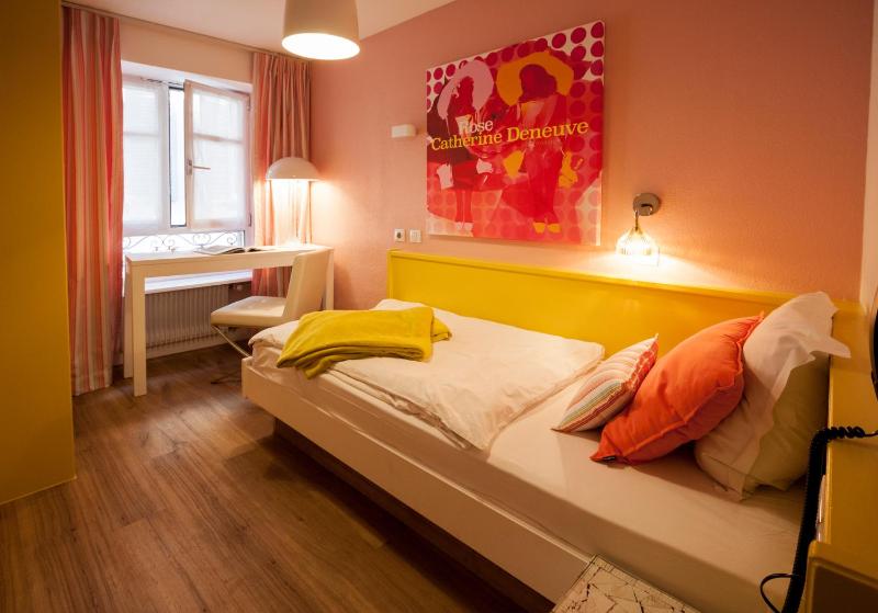Hotel Roses - image 14