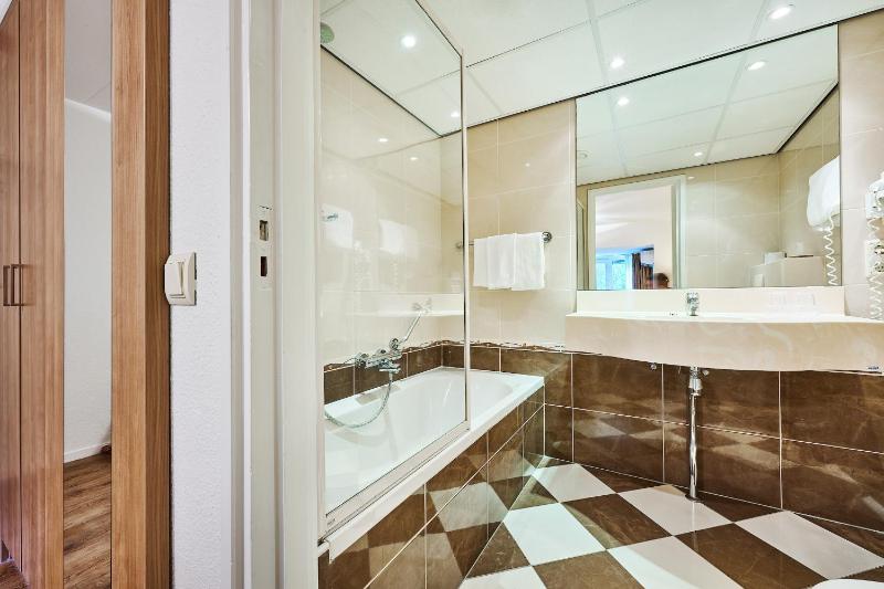 Standard Double Room image 3