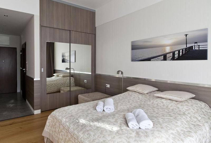 Studio with direct pool access 116A image 1