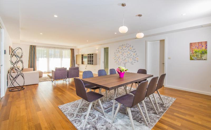 Deluxe Three-Bedroom Apartment with Terrace and Partial Sea View image 2