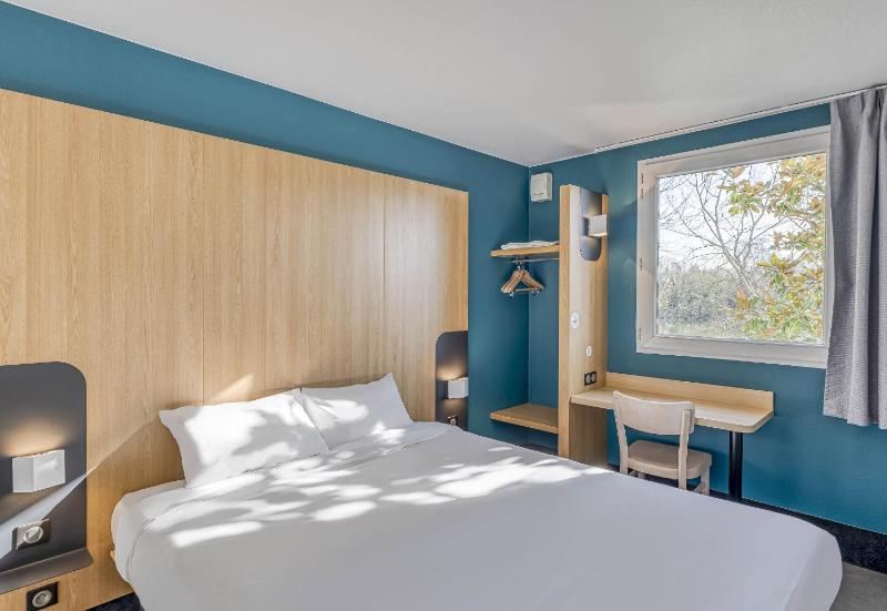 Double Room image 3