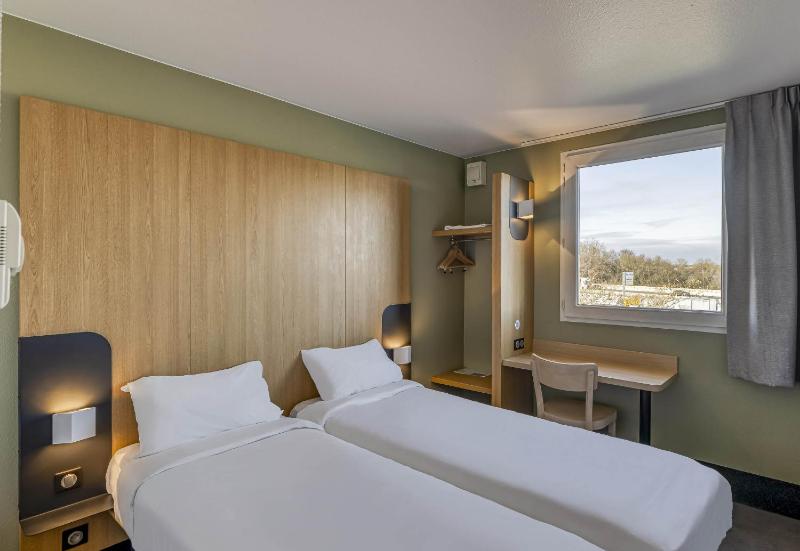 Twin Room image 3