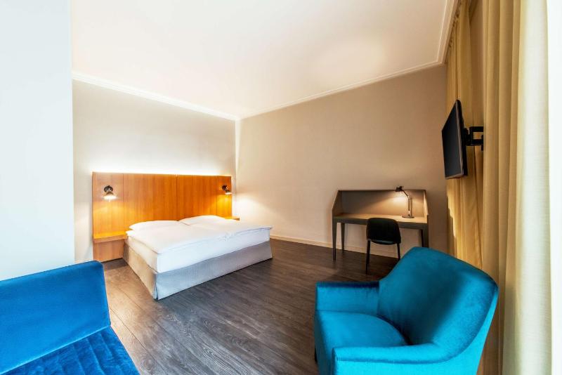 Family Room (2 Adults + 1 Child) image 3