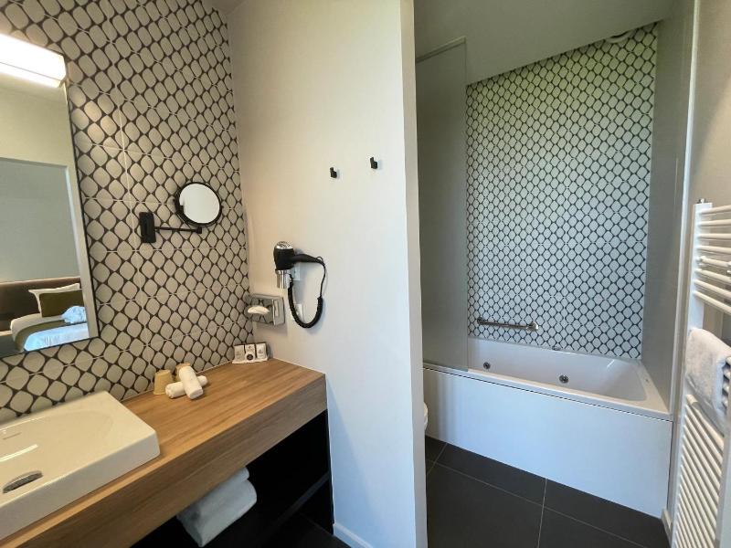 Deluxe Double Room with Garden View image 2