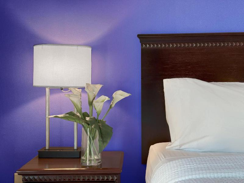 Standard Queen Room image 4