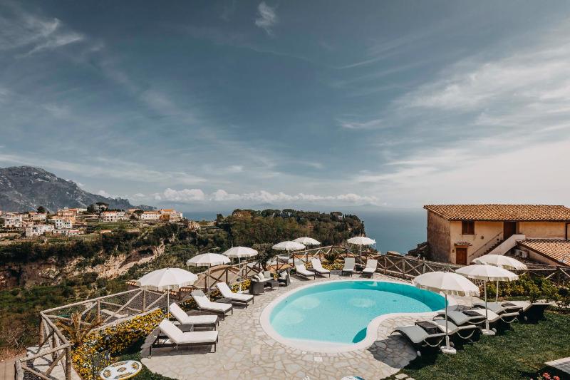 Grand Deluxe Suite with Sea View image 3