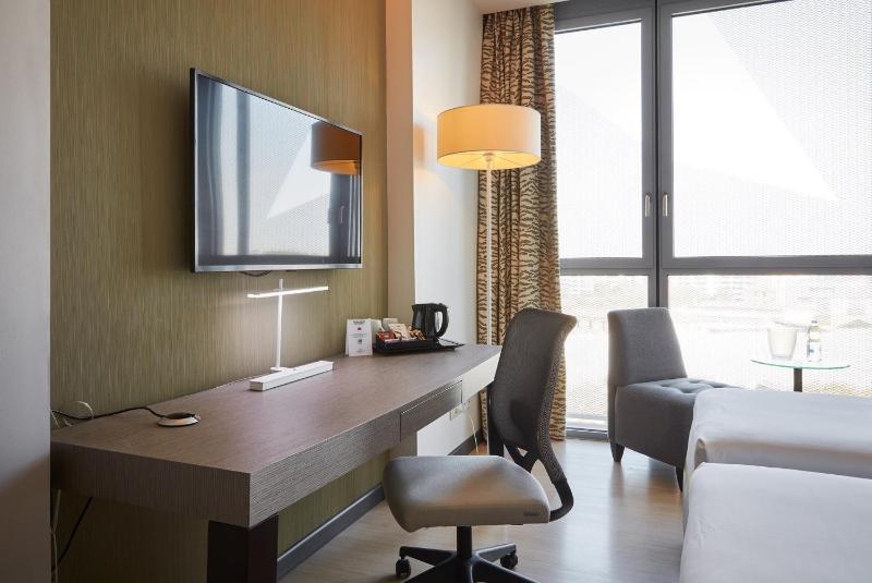 Premium Twin Room - Smoking image 3