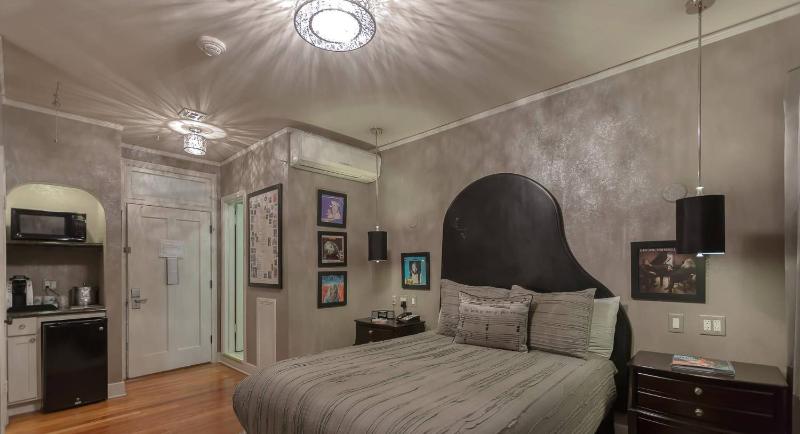 Queen Room image 2