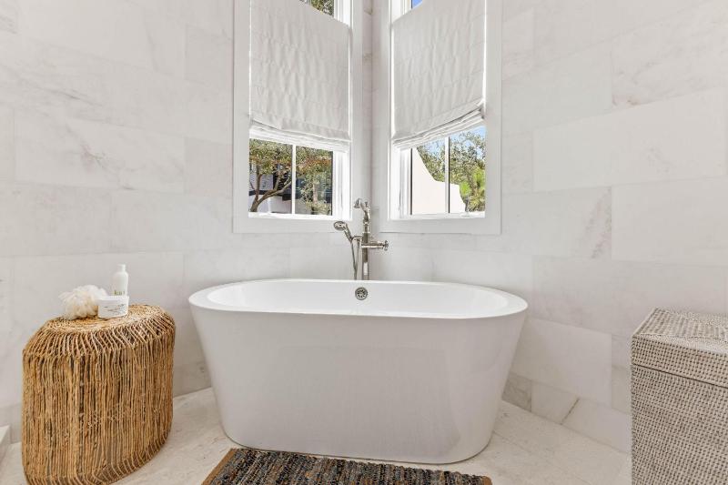 Moonstruck Cottage and Carriage House - image 23