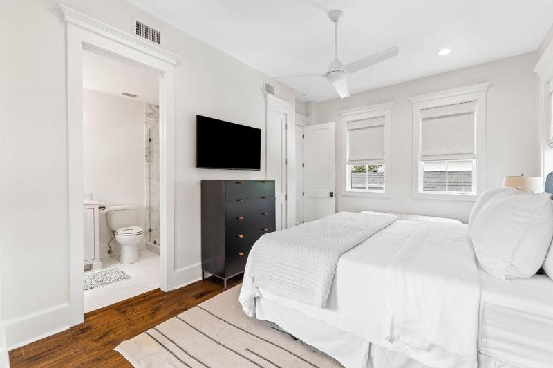 Moonstruck Cottage and Carriage House - image 32