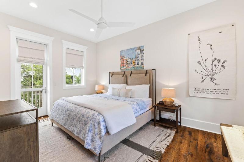 Moonstruck Cottage and Carriage House - image 4