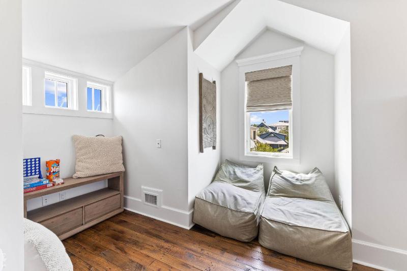 Moonstruck Cottage and Carriage House - image 21