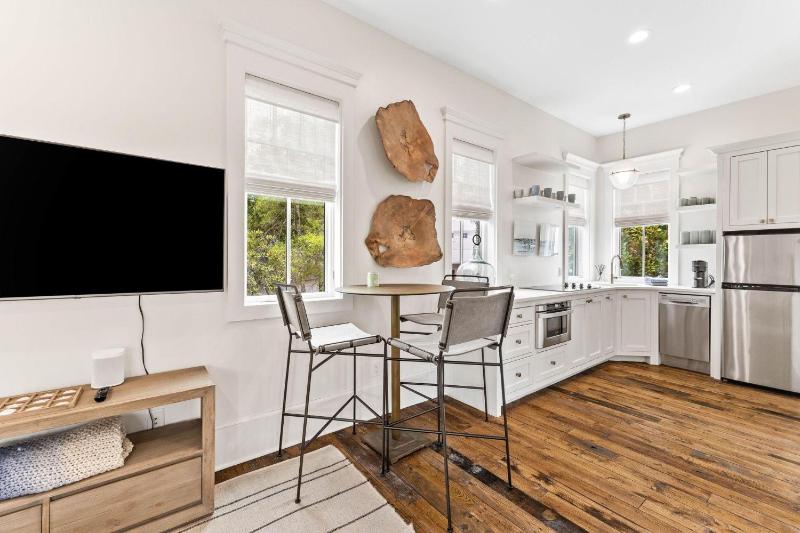 Moonstruck Cottage and Carriage House - image 27