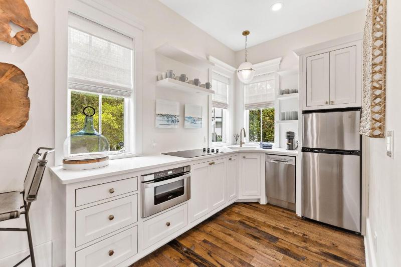 Moonstruck Cottage and Carriage House - image 37