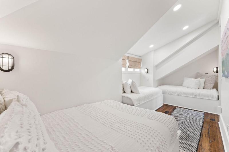 Moonstruck Cottage and Carriage House - image 24