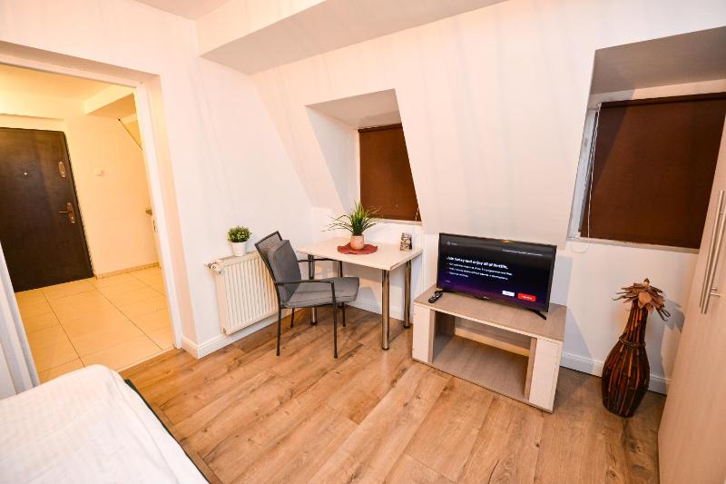 Single Room with Shared Shower and Toilet image 4