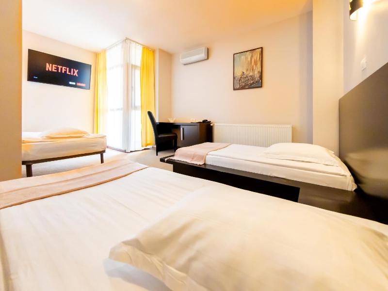 Double Room with Extra Bed image 1