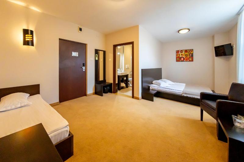 Standard Triple Room image 1