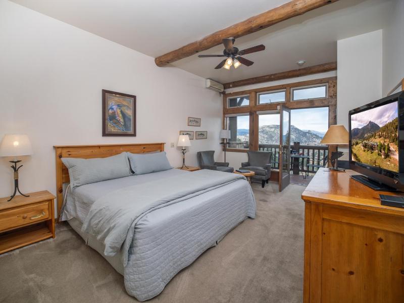 King Suite with Balcony image 1