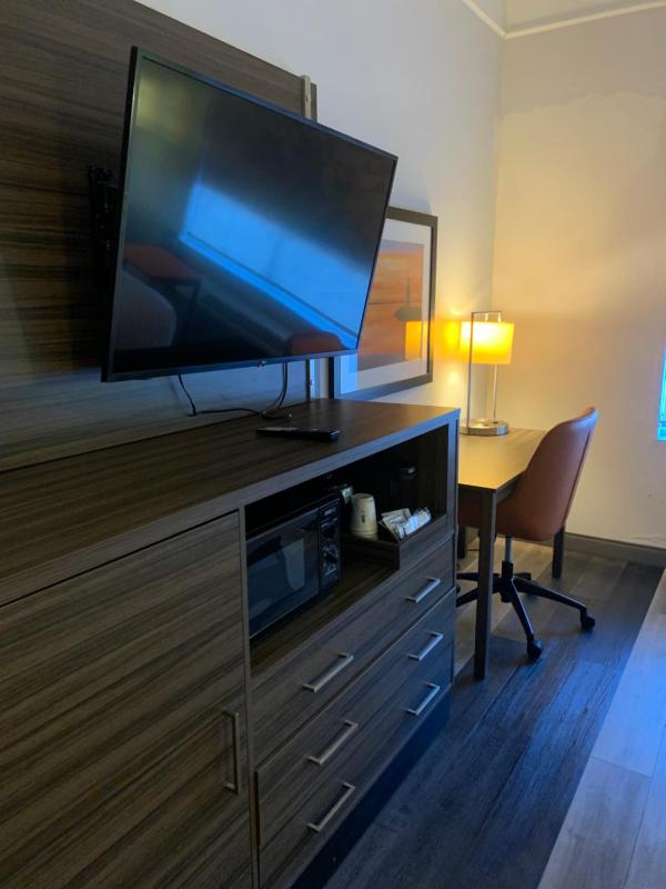 King Room with Bath Tub - Mobility Accessible/Non-Smoking image 4