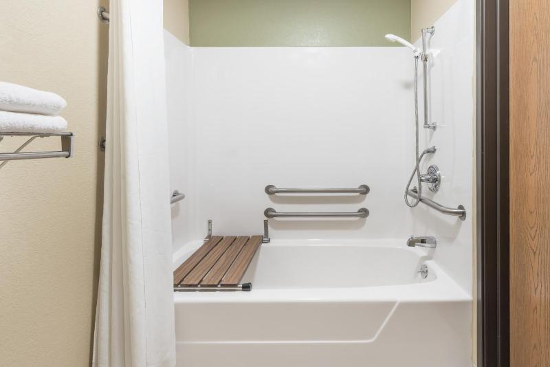 Queen Room - Disability Access - Non-Smoking image 4