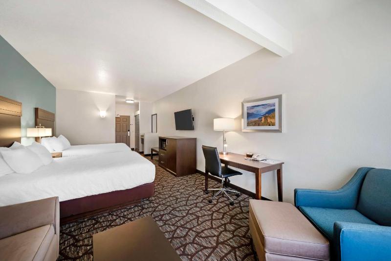 Queen Room with Two Queen Beds and Sofa image 3