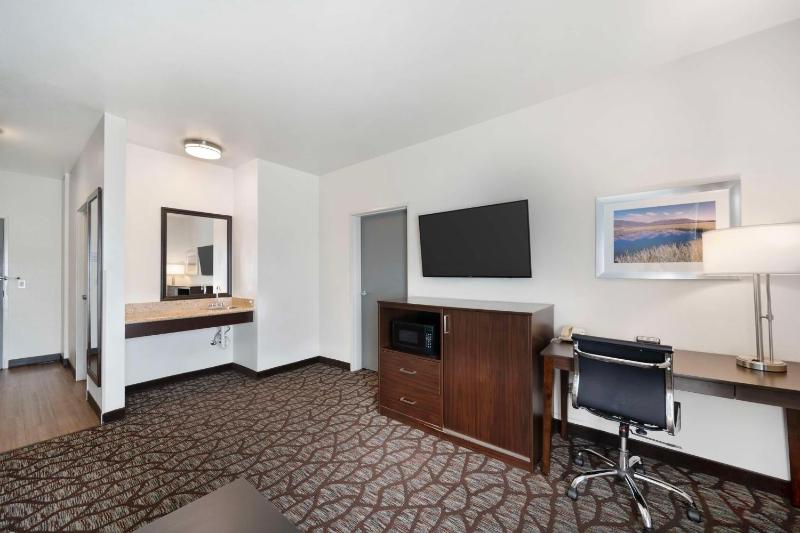 King Room with Mobility Accessible Tub image 3