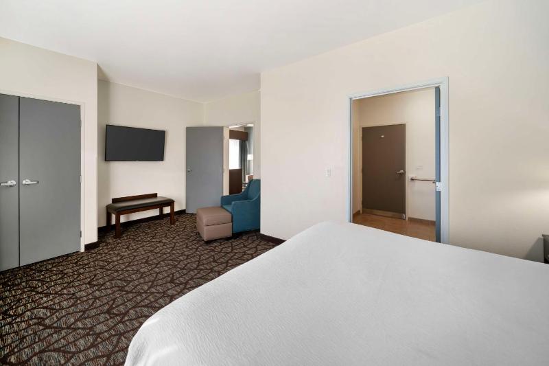 King Room with Mobility Accessible Tub image 3