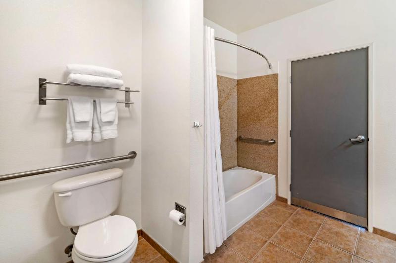 King Room with Mobility Accessible Tub - Pet Friendly image 2