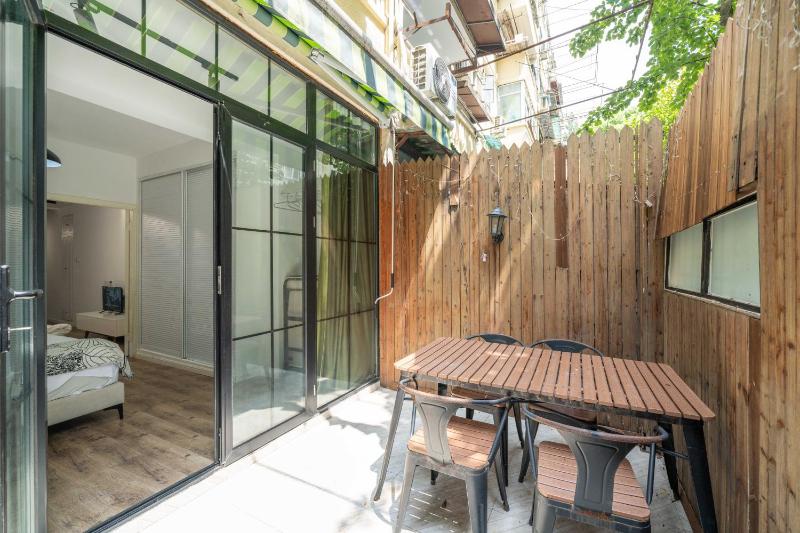 YueYang - Tranquil Gentle Lane House with Private Patio - image 12