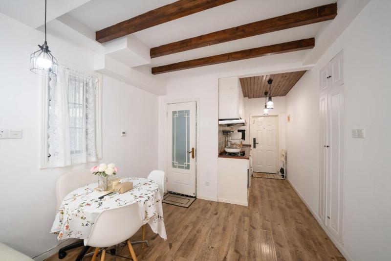 YueYang - Tranquil Gentle Lane House with Private Patio - image 4