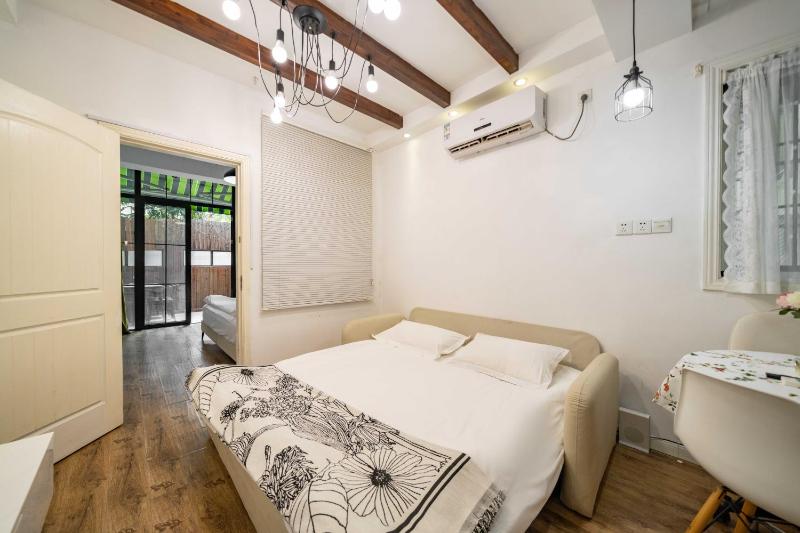YueYang - Tranquil Gentle Lane House with Private Patio - image 9