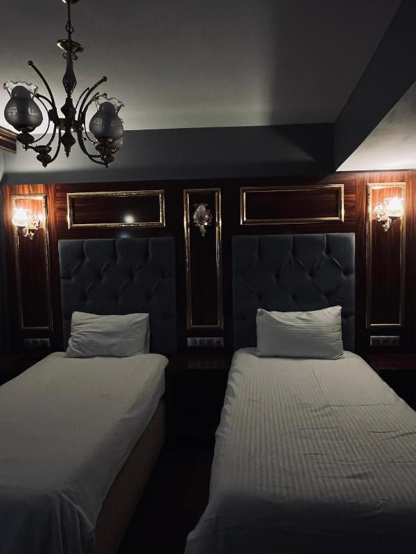 Standard Twin Room image 4