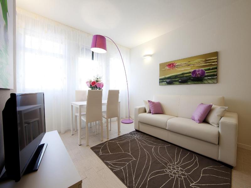 Superior One-Bedroom Apartment with Free Parking image 1