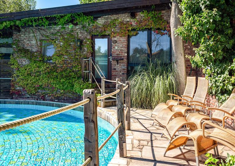 Single Room with Pool View image 3
