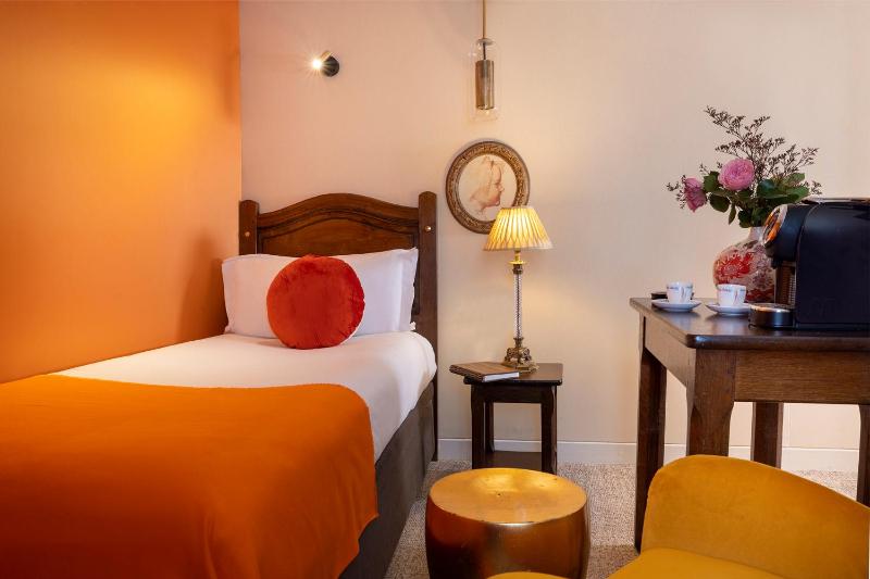 Deluxe Room image 2
