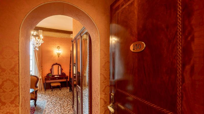 Junior Suite with Canal View image 3