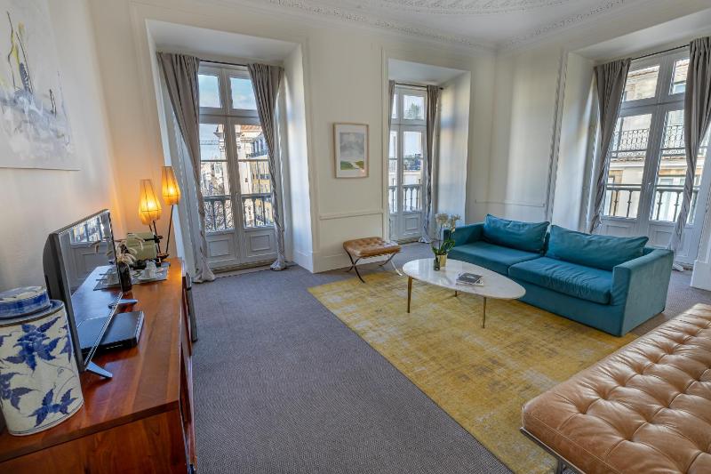 Deluxe 2 Bedroom Suite with Square View image 4