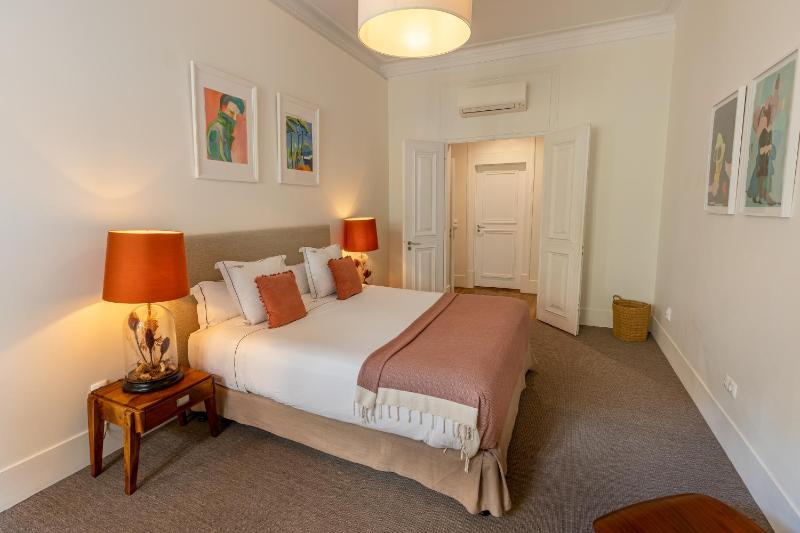 Deluxe 2 Bedroom Suite with Square View image 3