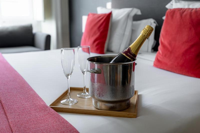 Deluxe 2 Bedroom Suite with Square View image 2