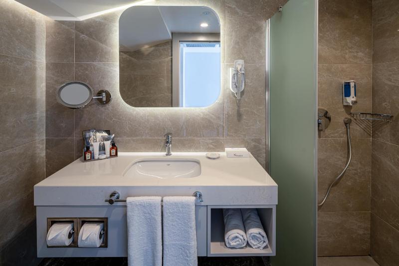 Deluxe Double or Twin Room with Pool Access image 4