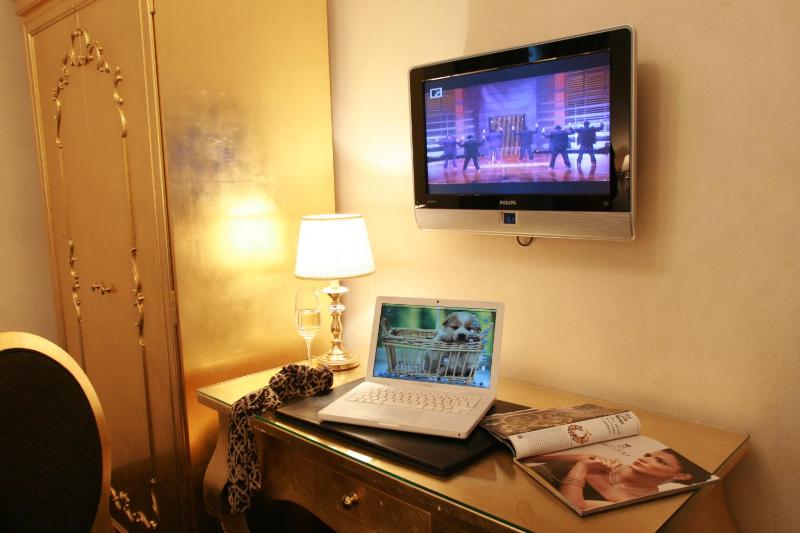 Deluxe Double Room image 3