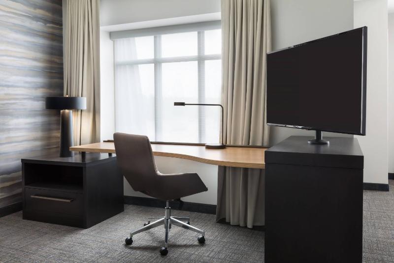1 Bedroom Suite, 1 King, Sofa bed image 4