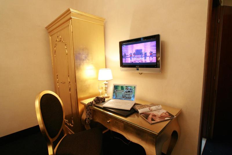 Deluxe Double Room image 2