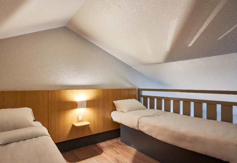 Standard Quadruple Room image 3