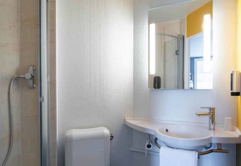 Twin Room image 4