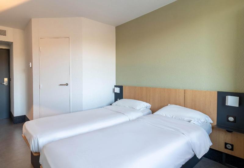 Twin Room image 3