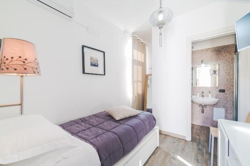 Single Room with Shower - No Parking image 1