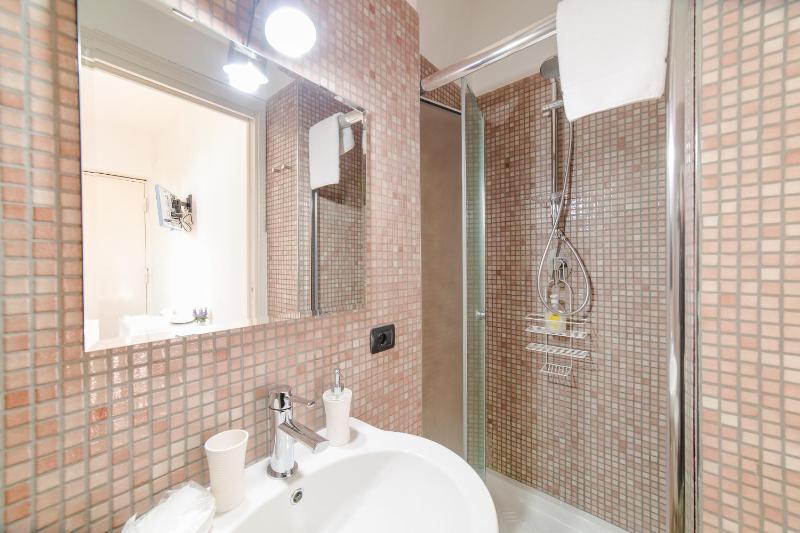 Single Room with Shower - No Parking image 3